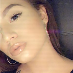 Meet your Posher, Yomaries